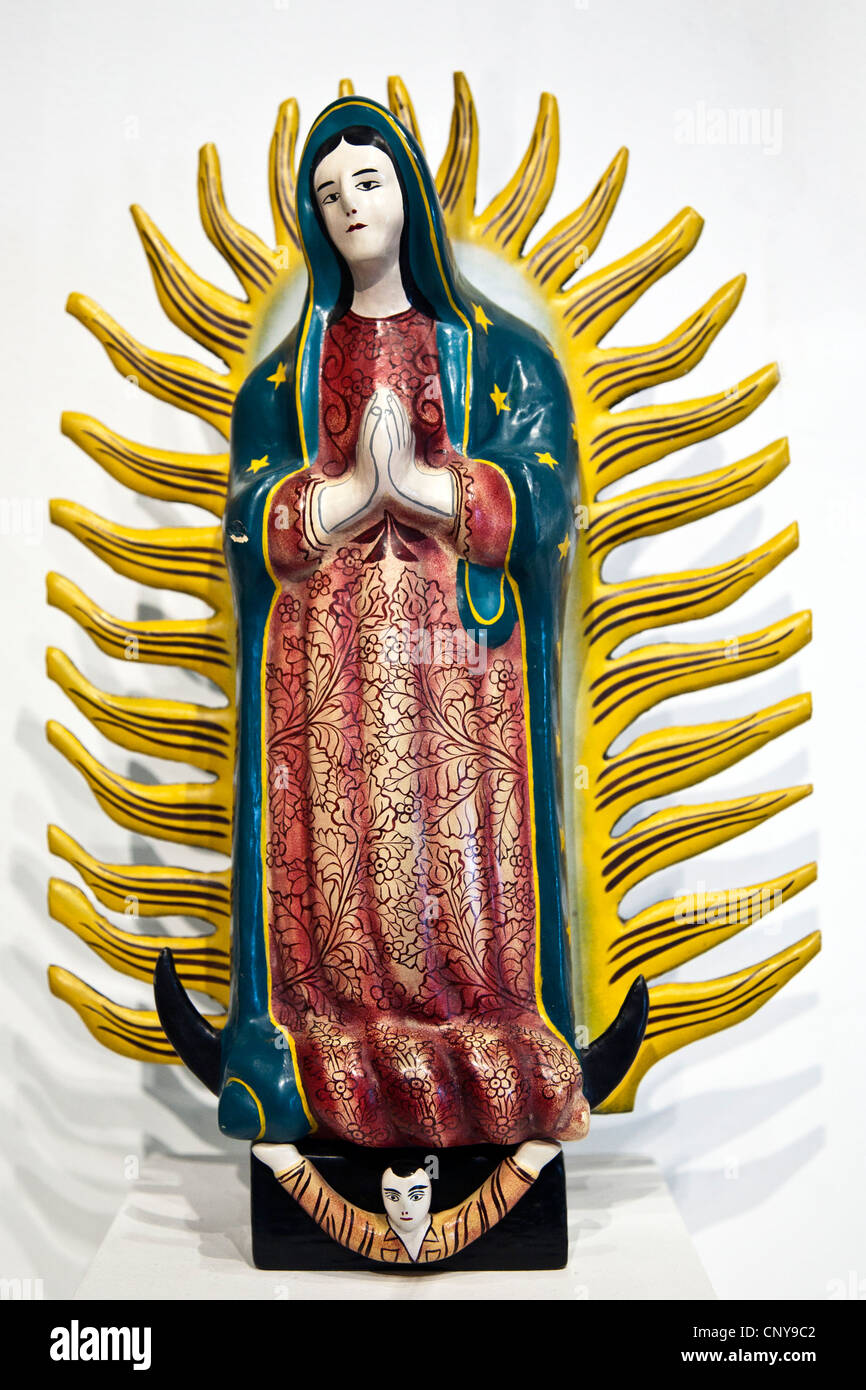 La squisita ingenuo polychrome ceramiche dipinte di arte popolare scultura di sfiato Vergine di Guadalupe visualizzato nel Museo de Arte popolare Foto Stock