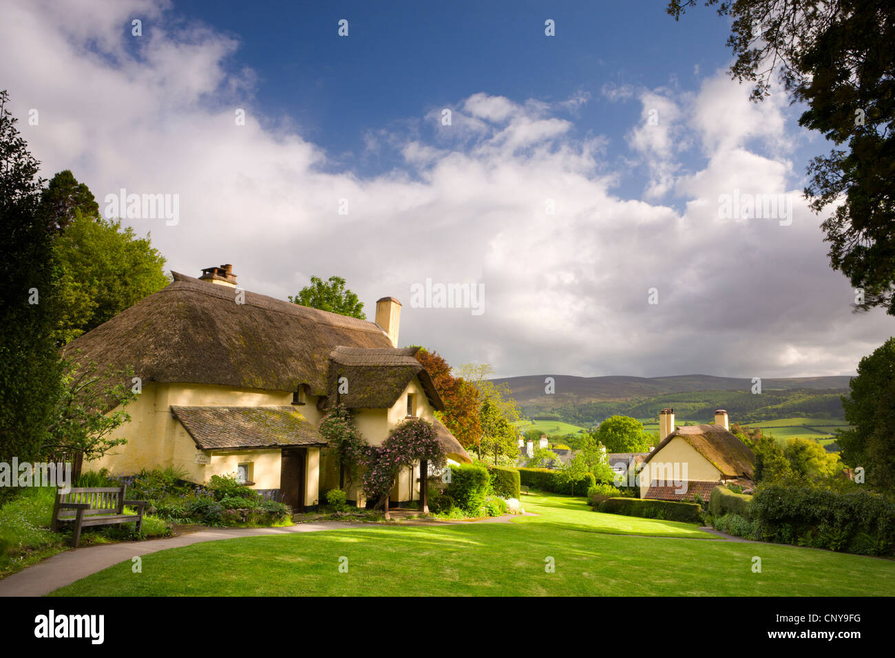 Cottage con il tetto di paglia nel pittoresco villaggio di Selworthy, Parco Nazionale di Exmoor, Somerset, Inghilterra. Molla (maggio) 2009 Foto Stock