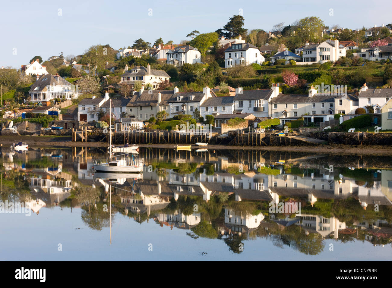 Pittoresca South Hams villaggio di Newton Ferrers, visto attraverso il Fiume Yealm a Noss Mayo, Devon Foto Stock