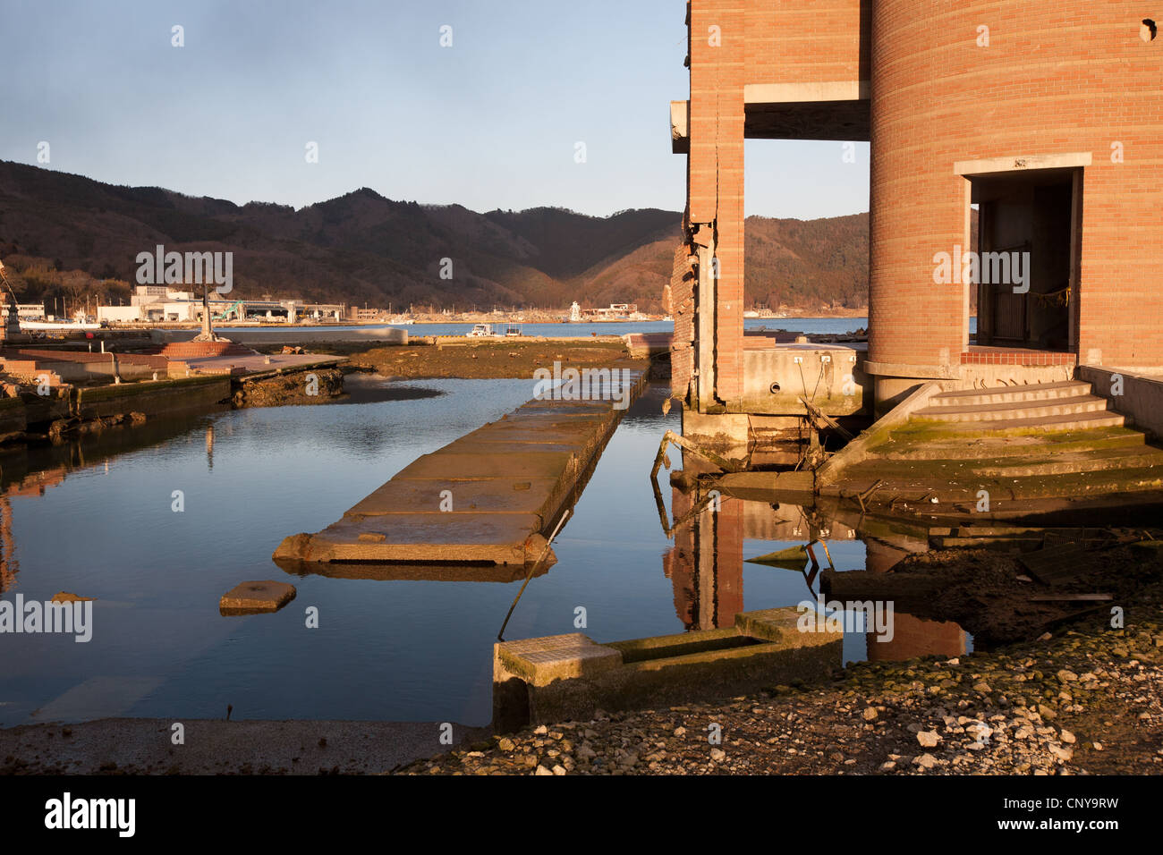 La devastazione causata dal terremoto e dallo tsunami del 11 marzo 2001 all'Onagawa Maritime Museum, in Onagawa, Giappone Foto Stock