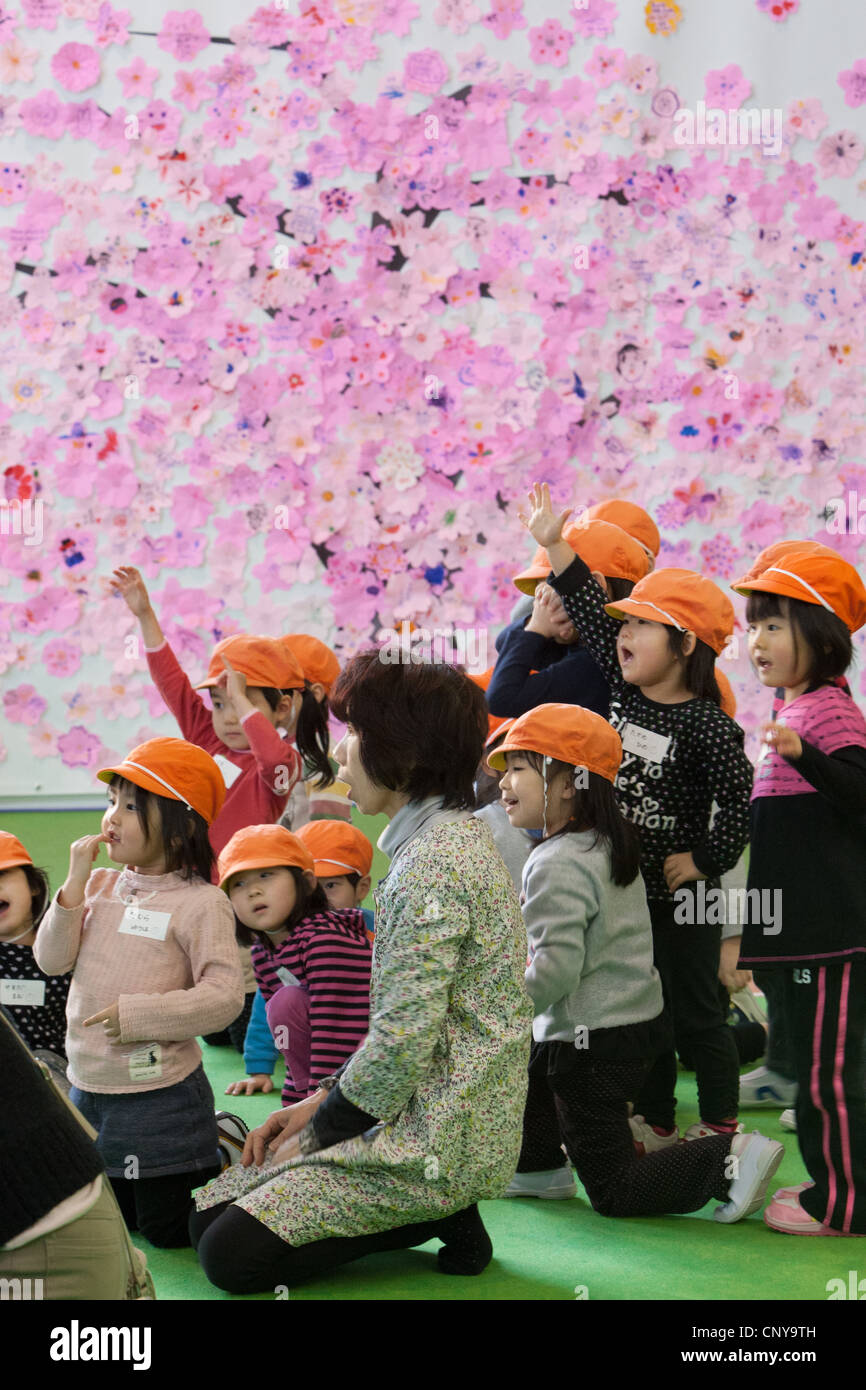 Giovani bambini della scuola materna giocare nella croce rossa "Smile Park', a Fukushima city, Tohoku, Giappone. Foto Stock