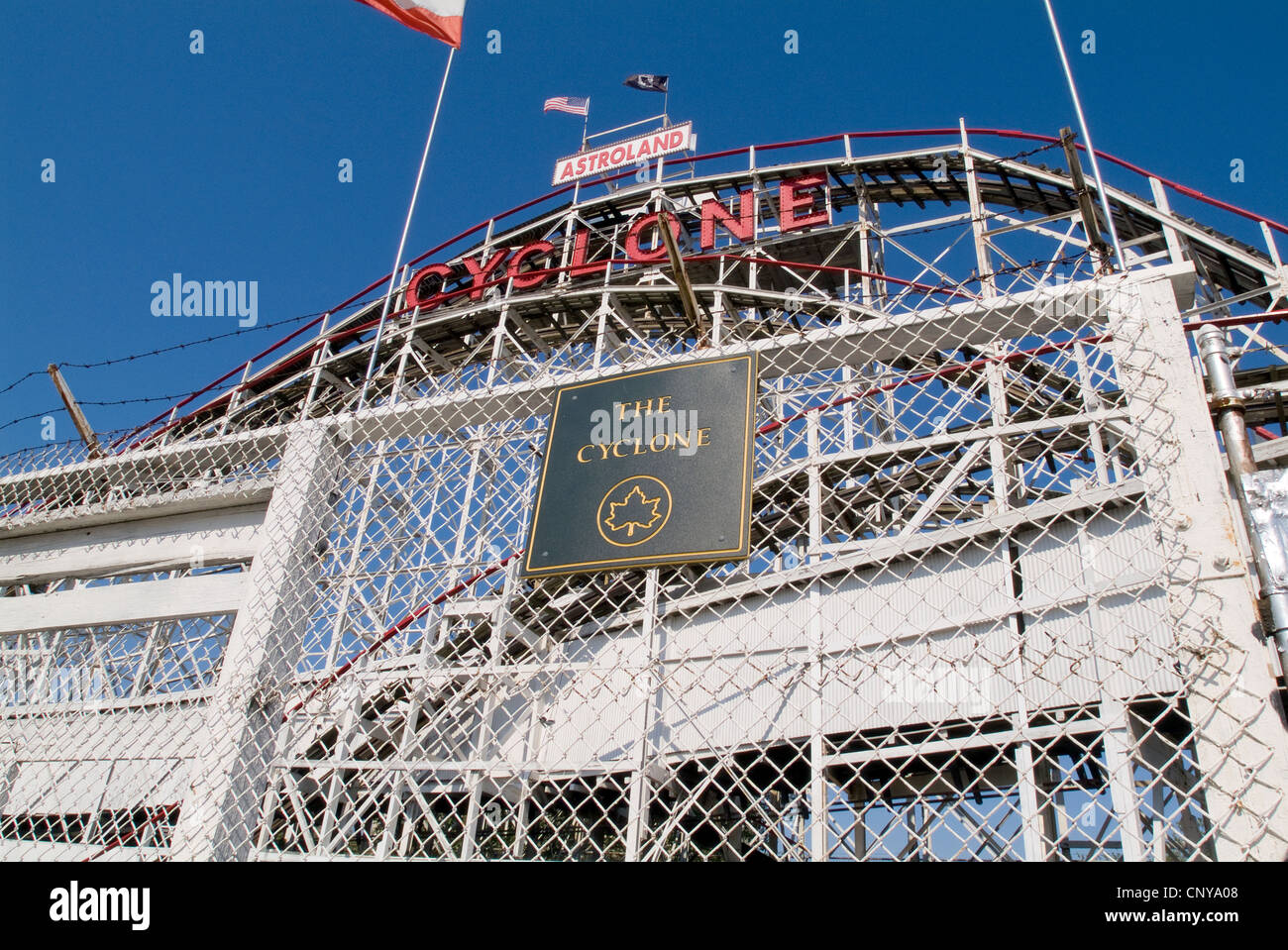 Città di New York Parchi e Ricreazione segno inviato al di fuori di Coney Island il ciclone. Foto Stock