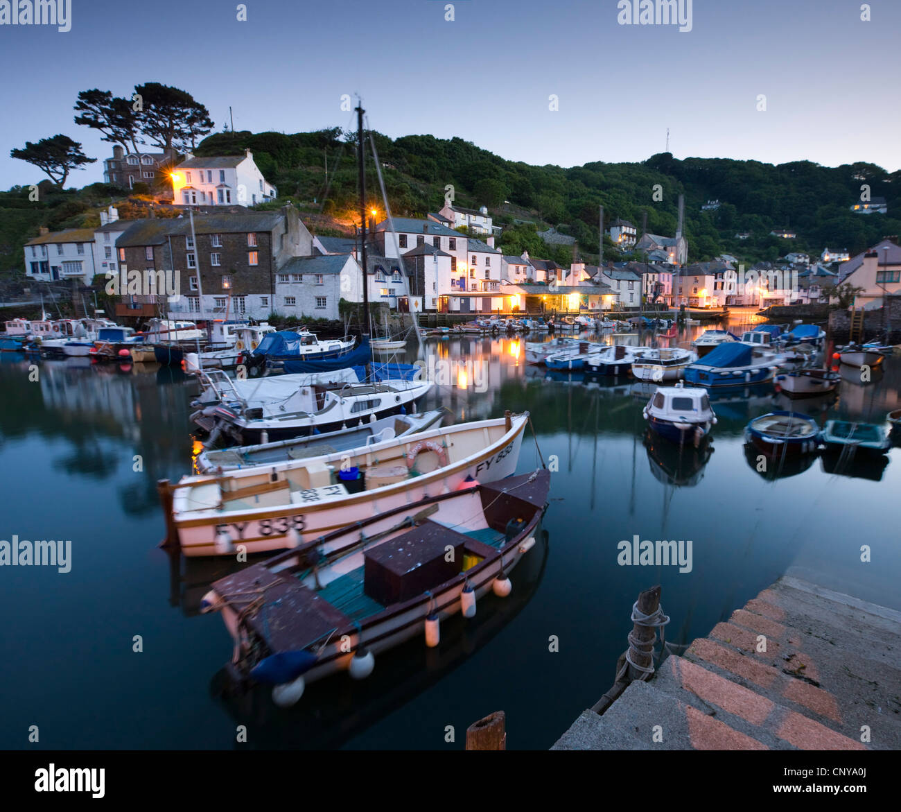 Serata a Polperro Harbour, Polperro, Cornwall, Inghilterra. Per il periodo estivo (Giugno 2010). Foto Stock