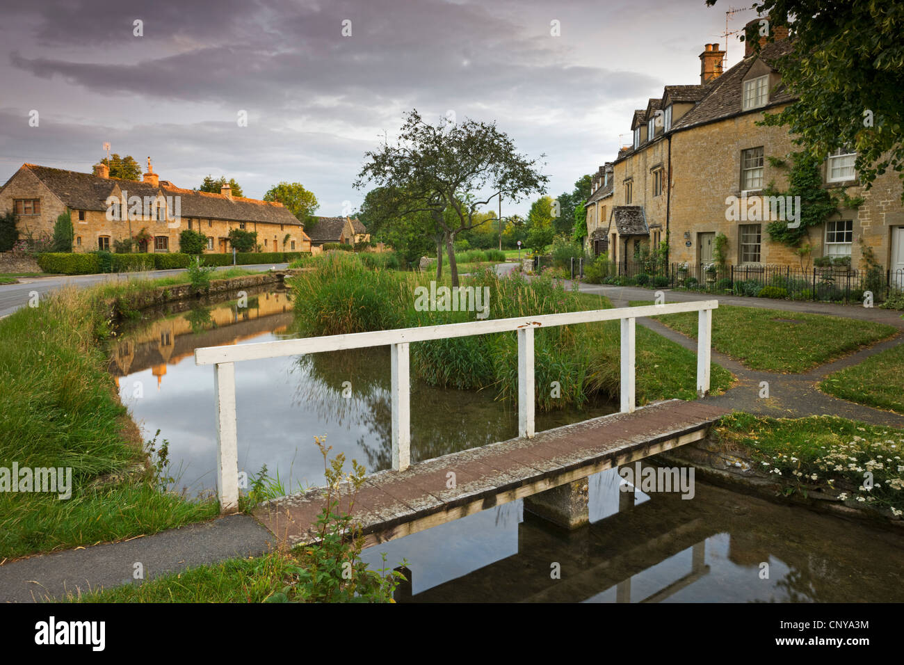 Cottage nel pittoresco Cotswolds village di Lower Slaughter, Gloucestershire, Inghilterra. Estate 2011 Foto Stock