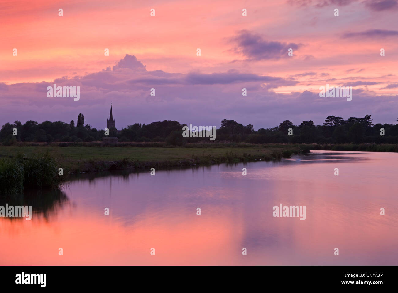 Bel tramonto sul fiume Tamigi e il campanile della chiesa di Lechlade, Cotswolds, Oxfordshire, Inghilterra. Estate 2011. Foto Stock