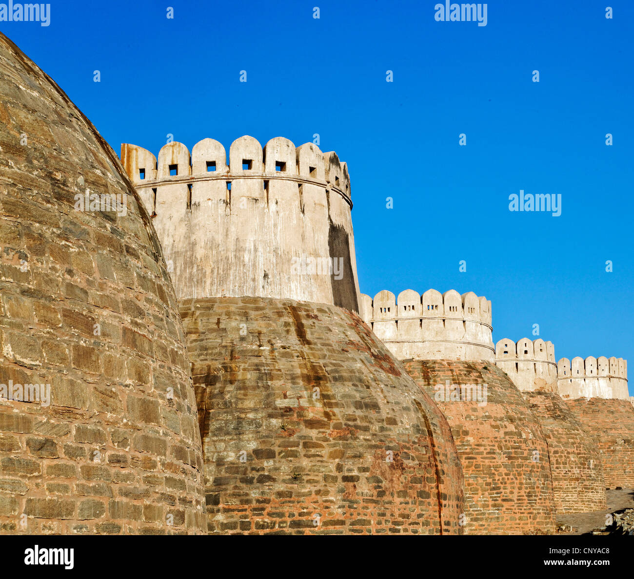 Le pareti esterne del Kumbhalghar Fort IX secolo indiano significato storico, bastioni, sentiero pubblico e funzioni di curva Foto Stock