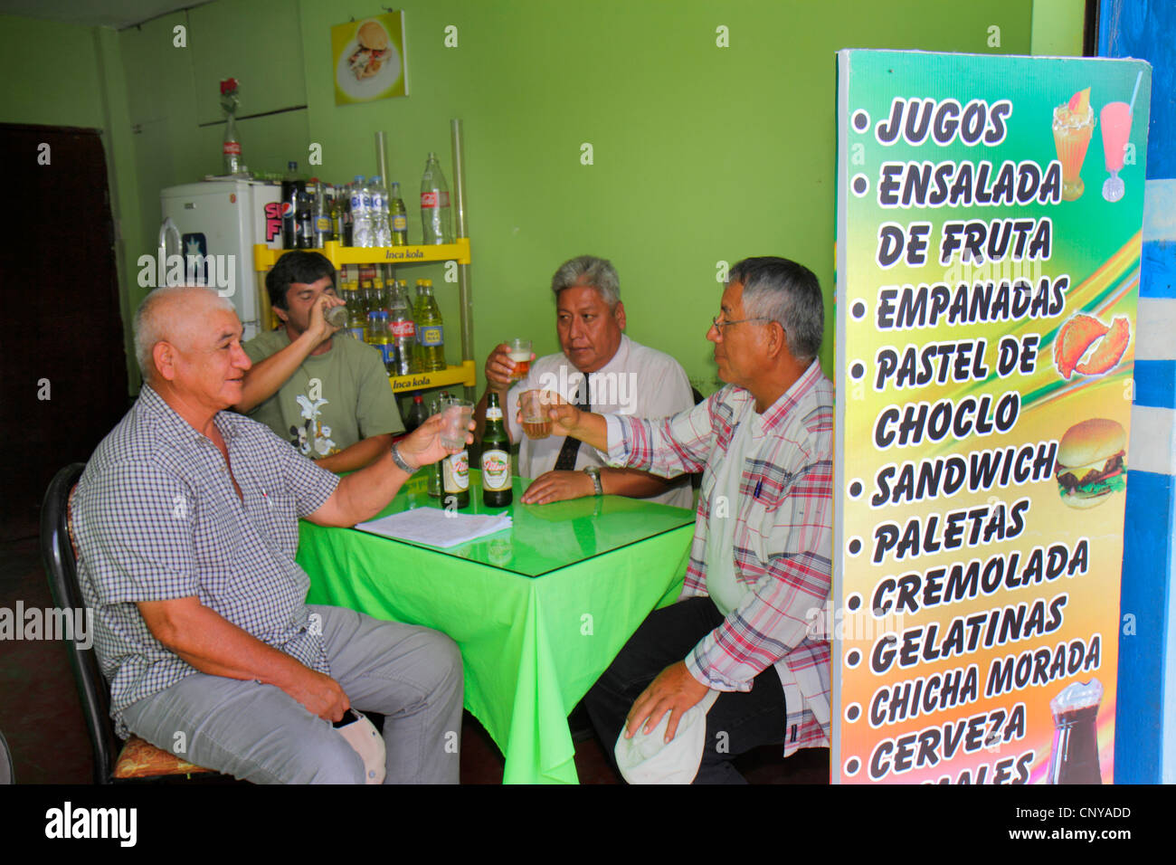 Tacna Peru,Calle 2 de Mayo,quartiere,famiglia famiglie genitori bambini bambini bambini, ristorante ristoranti ristoranti ristorazione caffè, bar lounge pub, fru Foto Stock