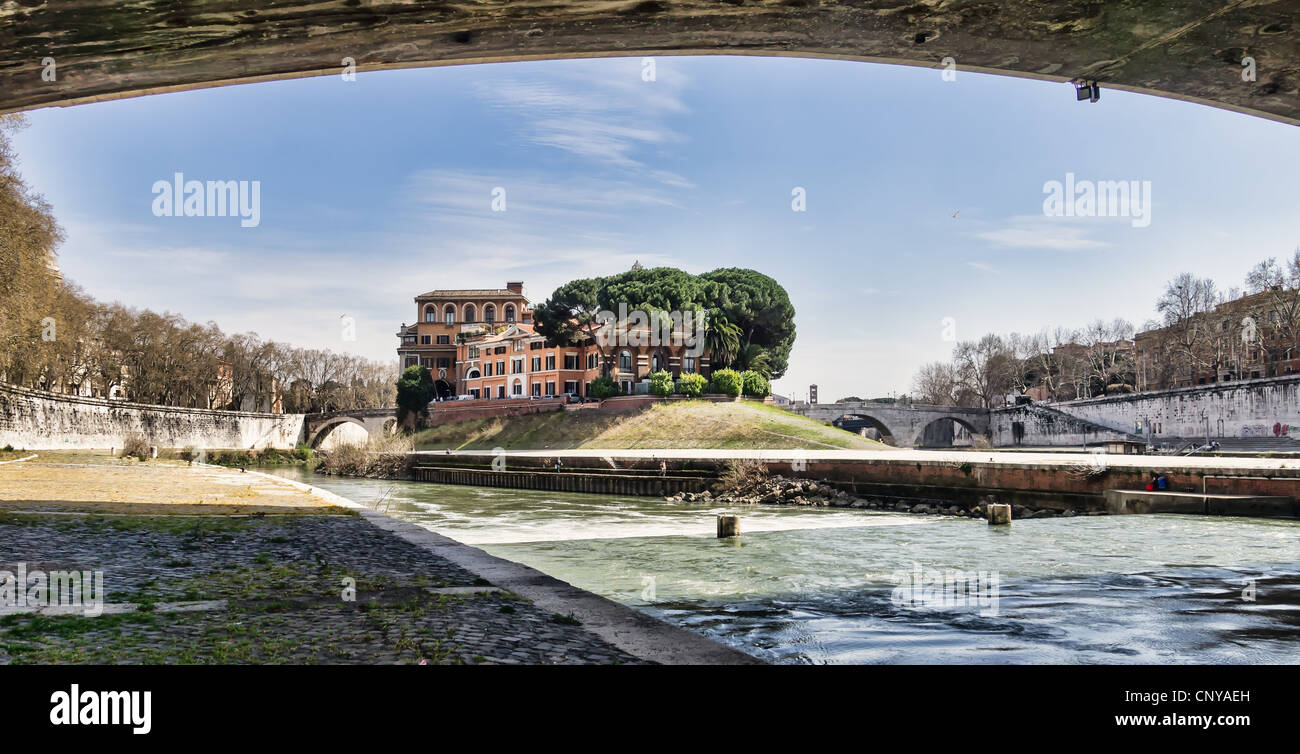 L'Isola Tiberina nel fiume Tevere che attraversa Roma Foto Stock