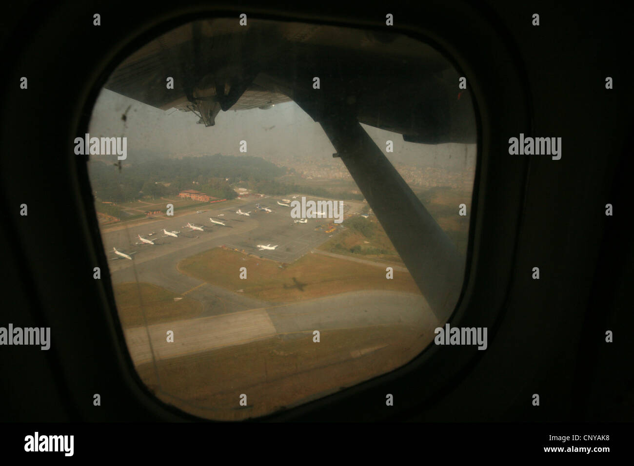 Il decollo di un volo interno da l'aeroporto internazionale di Tribhuvan di Kathmandu, Nepal. Foto Stock