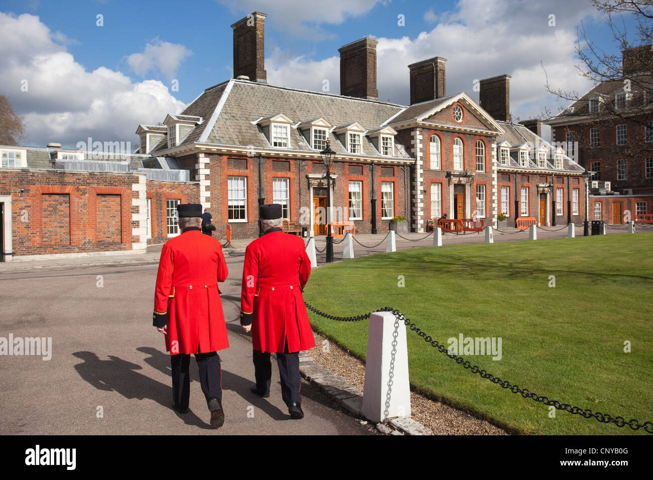 Chelsea pensionati passeggiate all'interno dei terreni del Royal Hospital Chelsea Royal Hospital Road, a Chelsea, Londra, Inghilterra, Regno Unito Foto Stock