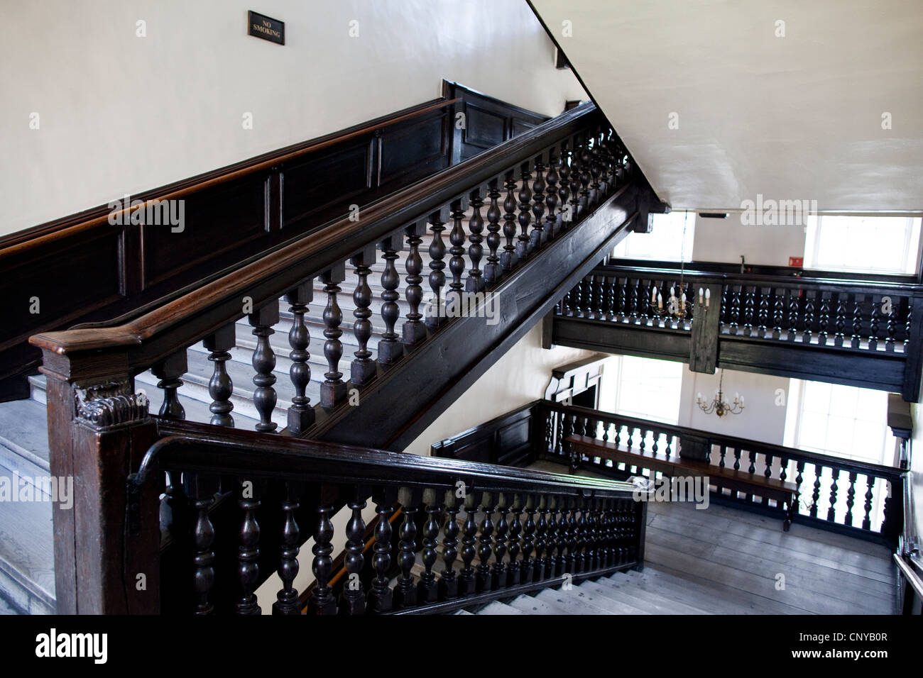 Bassa si accamparono scale progettato da Sir Christopher Wren ai piani superiori presso il Royal Hospital Chelsea, London, Regno Unito Foto Stock