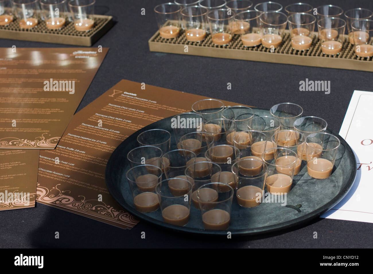 Thornton, liquore di cioccolato viene offerto gratuitamente per un degustatore presso la Sagra del Cioccolato a Oxford Inghilterra Foto Stock