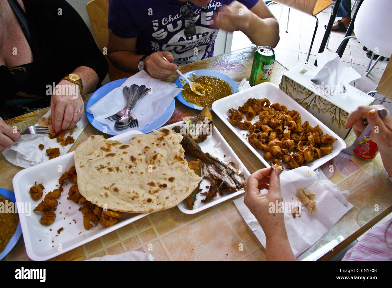Un piatto di pesce indiana di sgombro e gamberetti a Dubai fish souq, mercato, Deira, Dubai, Emirati Arabi Uniti Foto Stock