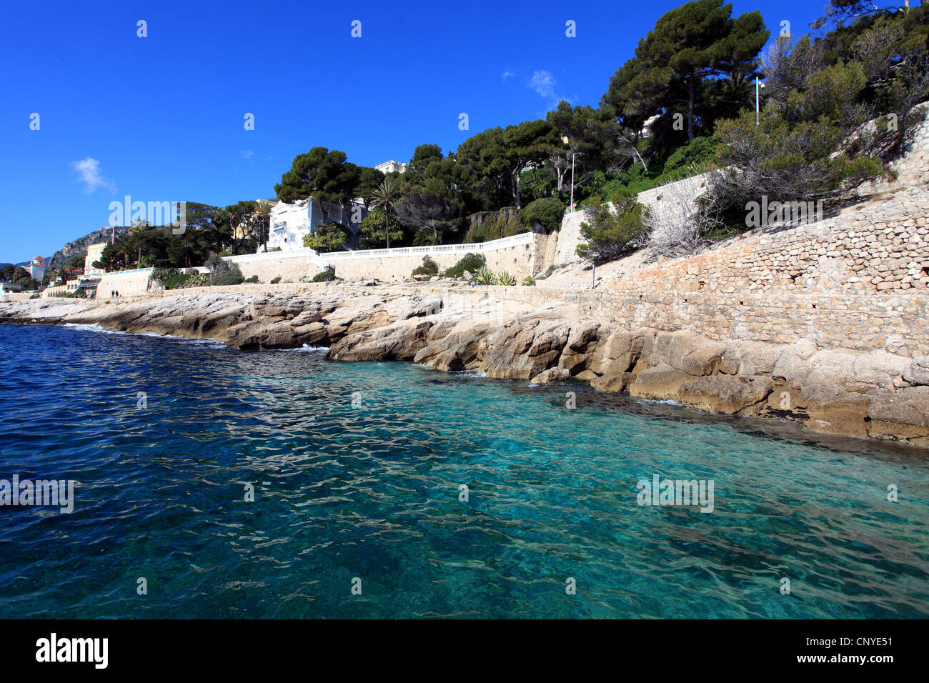 Il Cap d'Ail sentiero è lungo il mare Foto Stock