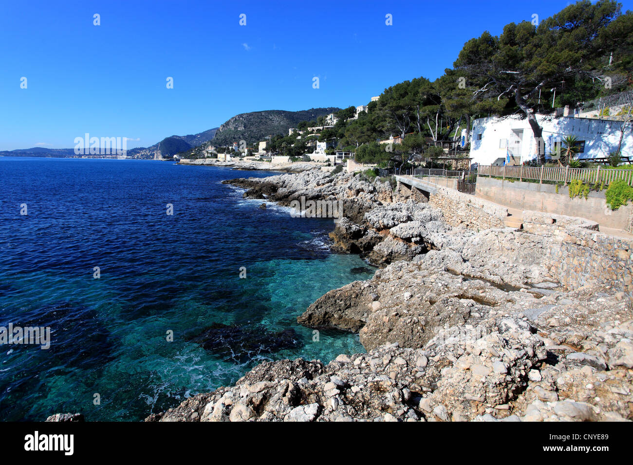 Il Cap d'Ail sentiero è lungo il mare Foto Stock