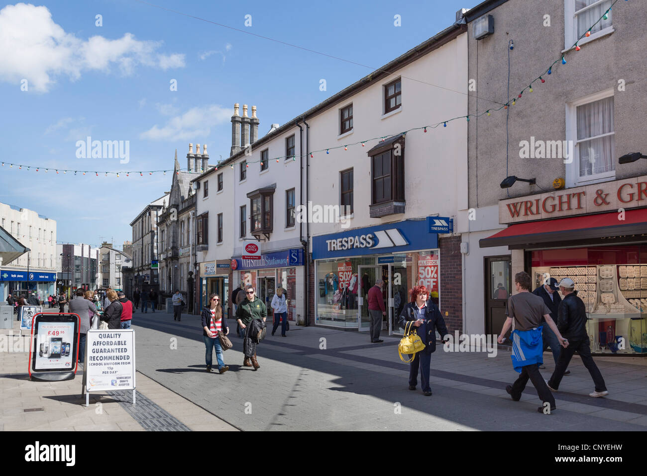 High Street, Bangor, Galles del Nord, Regno Unito. Scena di strada con la gente e i negozi nel centro shopping Foto Stock