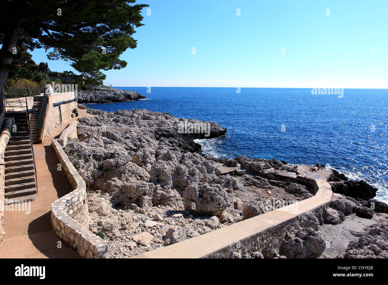 Il Cap d'Ail sentiero è lungo il mare Foto Stock