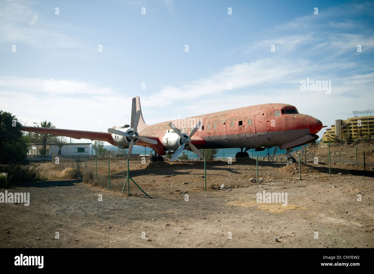 Piano di vecchi aerei aerei aereo cimitero Douglas DC-6 rot marciume  alluminio shell squallida storia industriale storica al Foto stock - Alamy