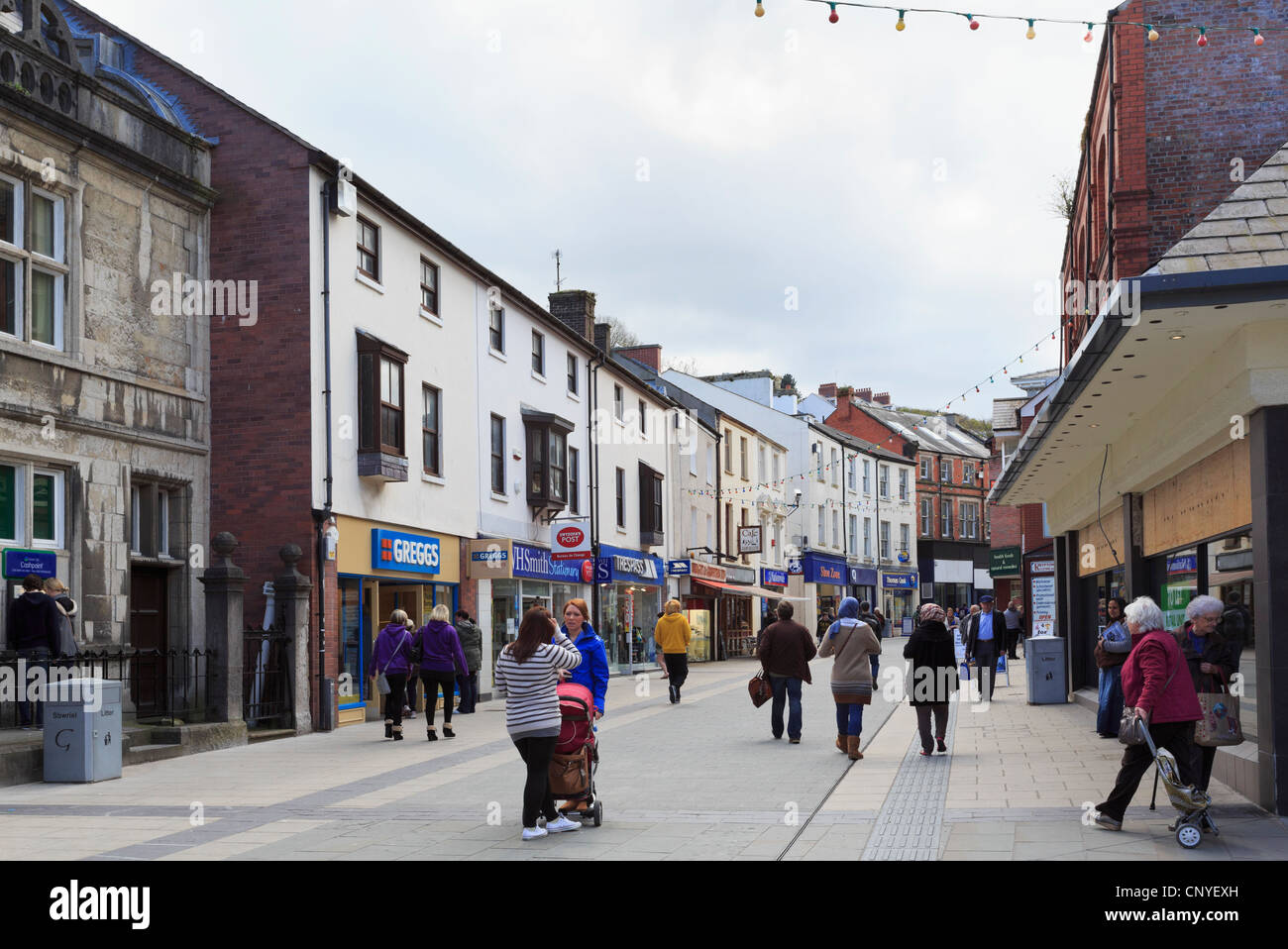 High Street, Bangor, il Galles del Nord, Regno Unito, Gran Bretagna, Europa. Scena di strada con la gente nel centro shopping Foto Stock