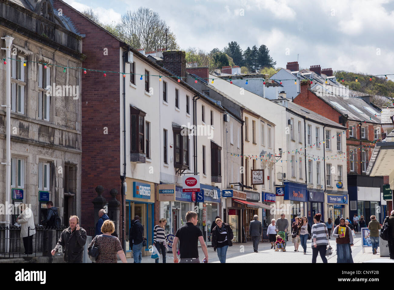 High Street, Bangor, Galles del Nord, Regno Unito. Scena di strada frequentata da persone nel centro shopping Foto Stock