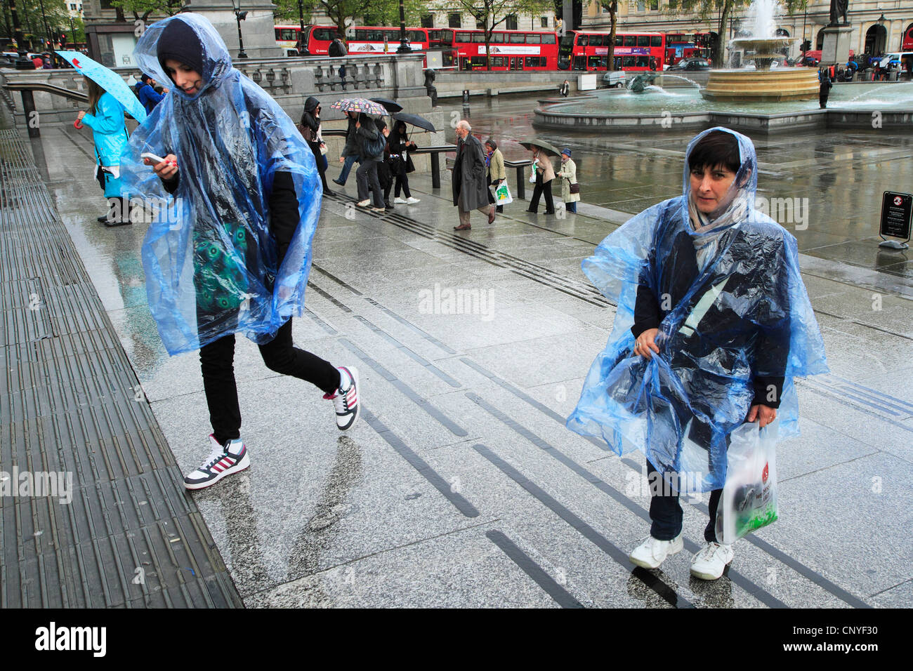 Turisti sotto la pioggia, London REGNO UNITO Foto Stock