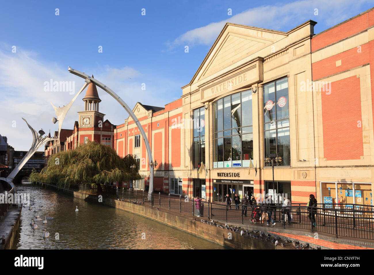 City Square, Lincoln, Lincolnshire, Inghilterra, Regno Unito. Empowerment scultura su fiume Witham fuori Waterside shopping centre Foto Stock