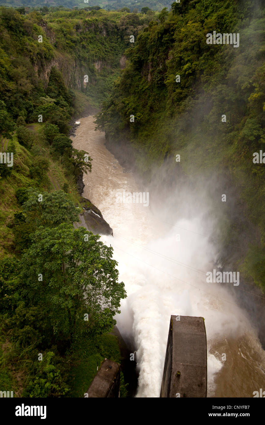 Il fiume Orosi, chiamato anche Rio Grande de Orosi, visto dal serbatoio di Cachi & Dam, Costa Rica, America Centrale Foto Stock