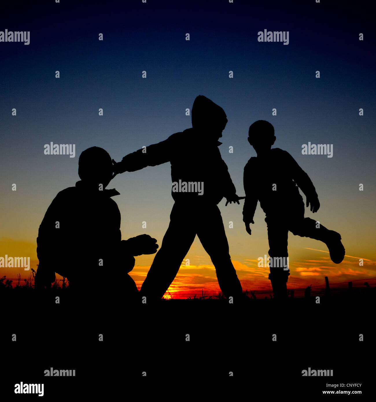 Silhouette di bambini realizzano forme colori fantastici set di Sun Foto Stock