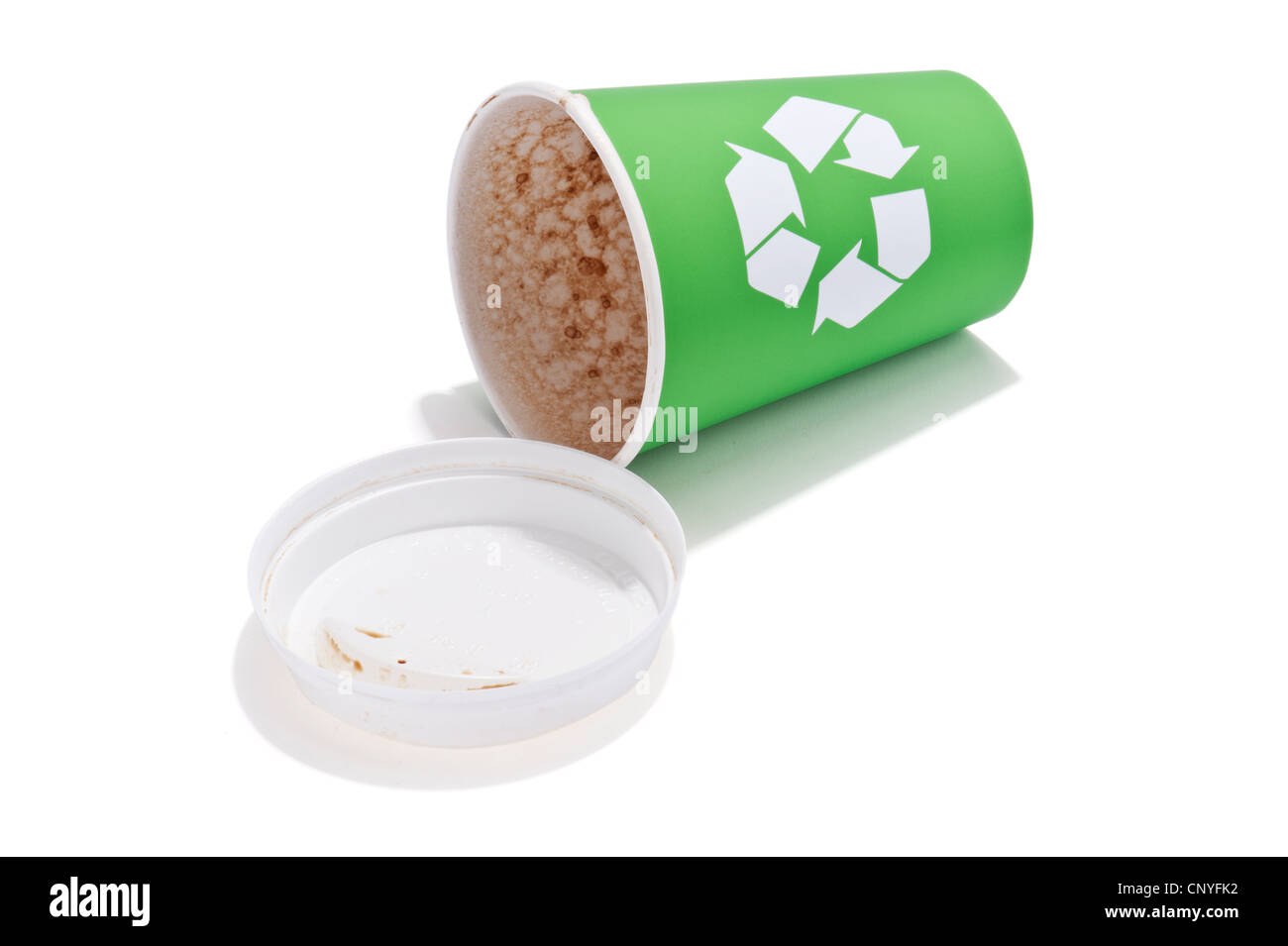 Un vuoto bevande da asporto cup con un simbolo di riciclaggio, giacente sul suo lato Foto Stock