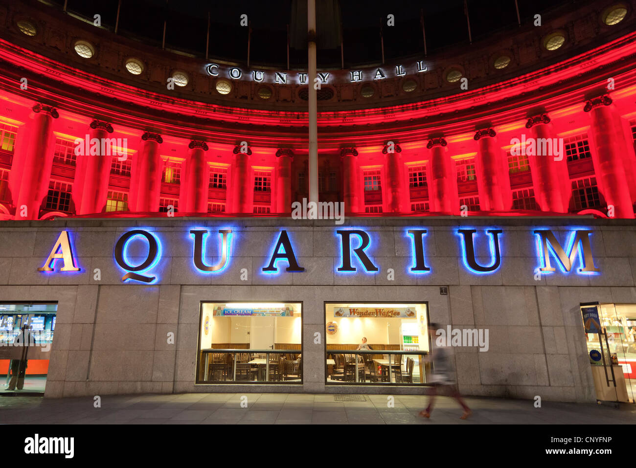 Il London Aquarium e County Hall Londra di notte Foto Stock