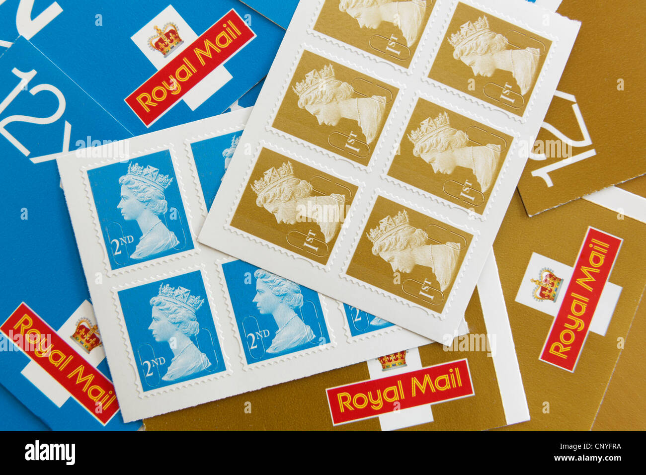 Regno Unito, Gran Bretagna. Royal Mail prima e seconda classe francobolli e timbro libri Foto Stock