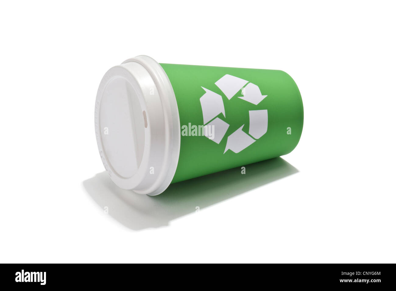 Un drink da asporto cup con un simbolo di riciclaggio, giacente sul suo lato Foto Stock