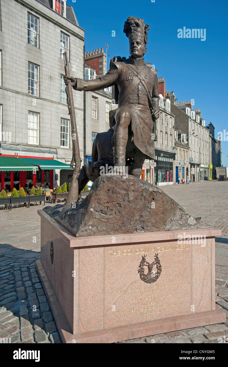Statua del rinomato reggimento di nord est della Scozia 1794 1994. SCO 8159 Foto Stock