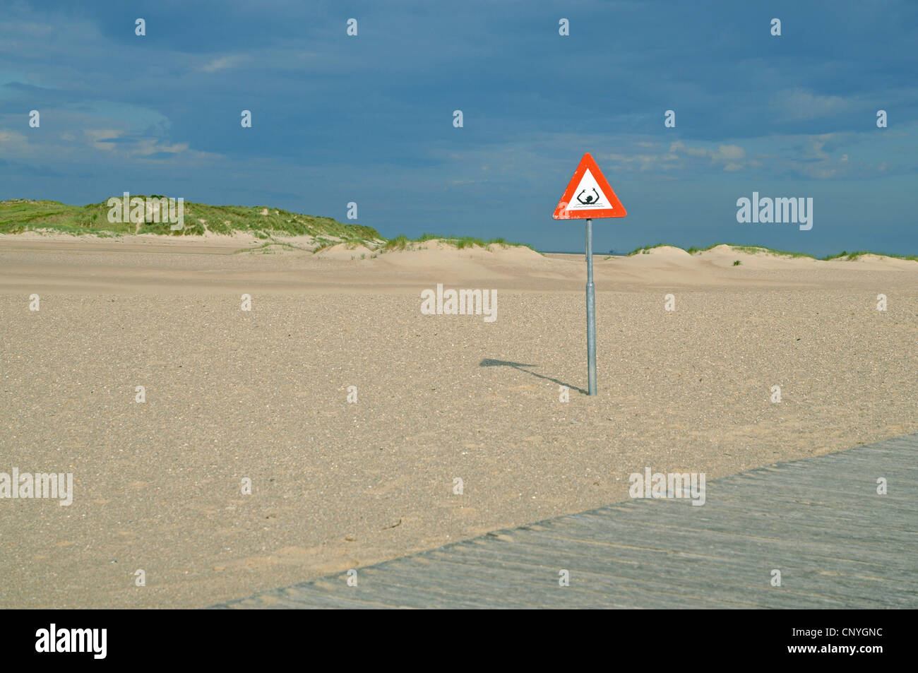 Passeggiata in spiaggia sabbiosa e segno di avvertimento di drawning, Paesi Bassi, Cadzand Foto Stock