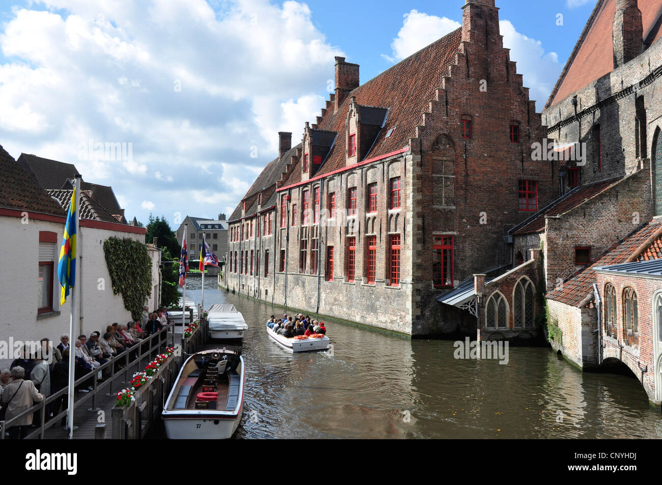 Belgio - Bruges - canal tour in barca station - Stoofstraat - dall'ospedale San Giovanni e museo Memling edifici Foto Stock