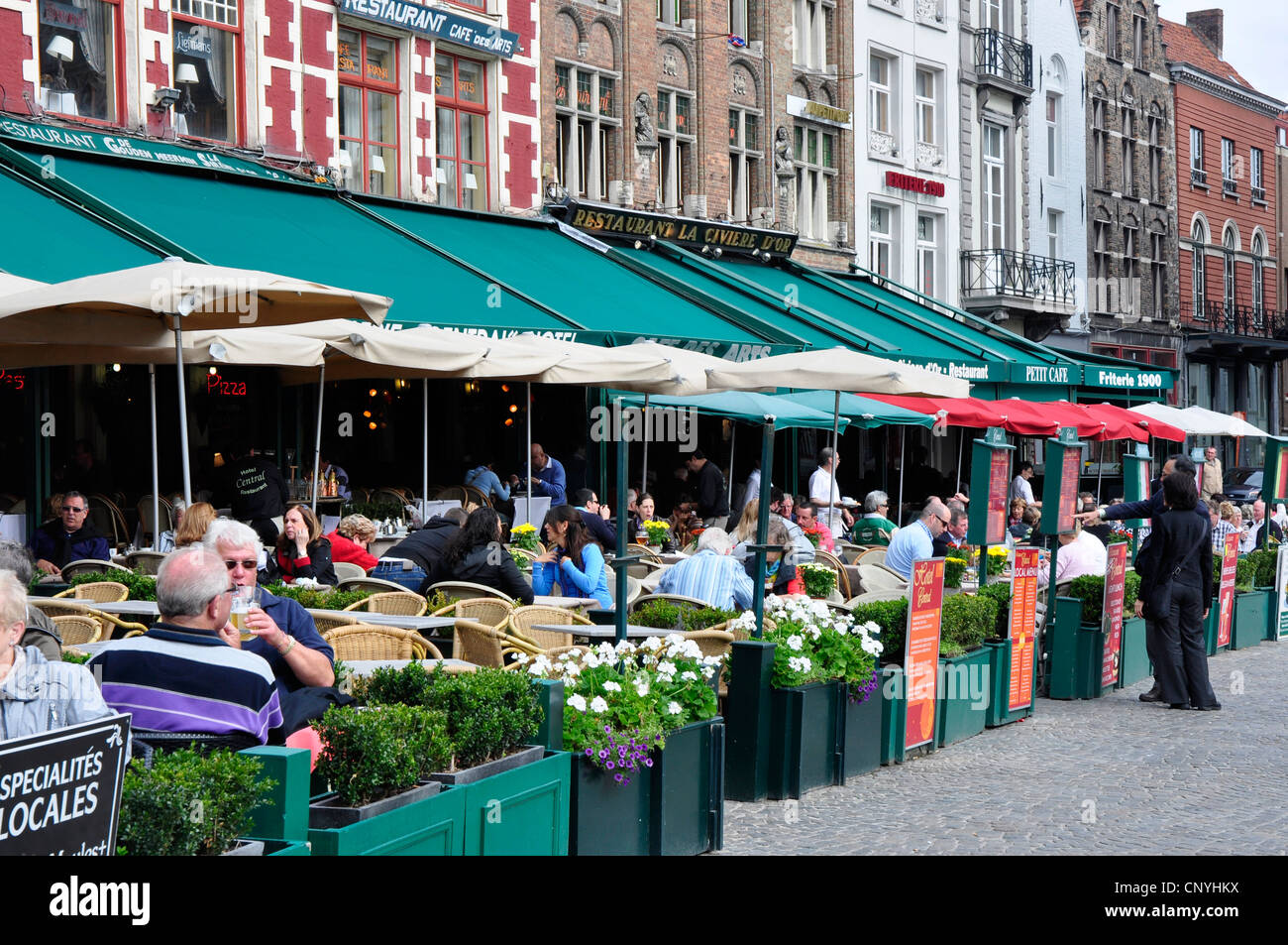 Belgio - Bruges - luogo di mercato - ristorante colorata vita Foto Stock
