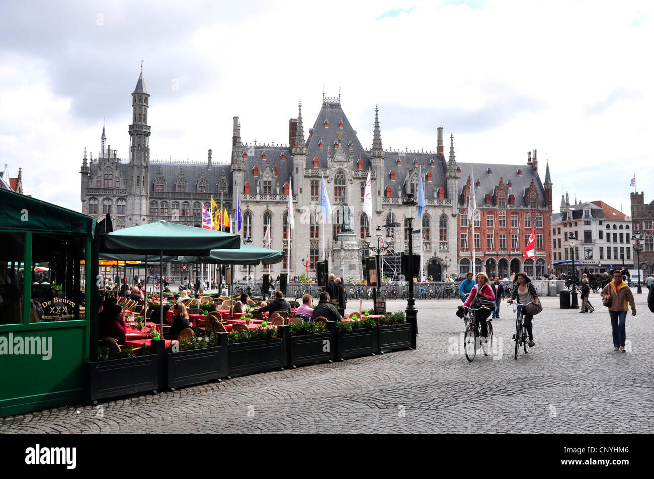 Belgio - Bruges - Piazza del Mercato - caffè - cicli - pavimentazione - e il Municipio gotico Foto Stock