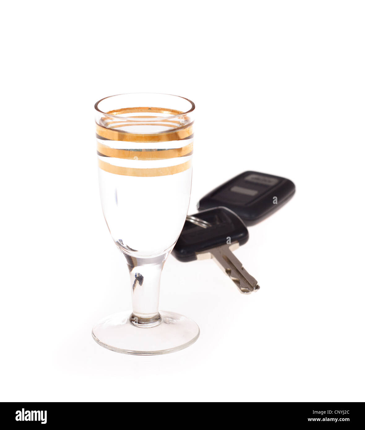 Un bicchiere di vodka e chiavi per auto foto sullo sfondo bianco Foto Stock