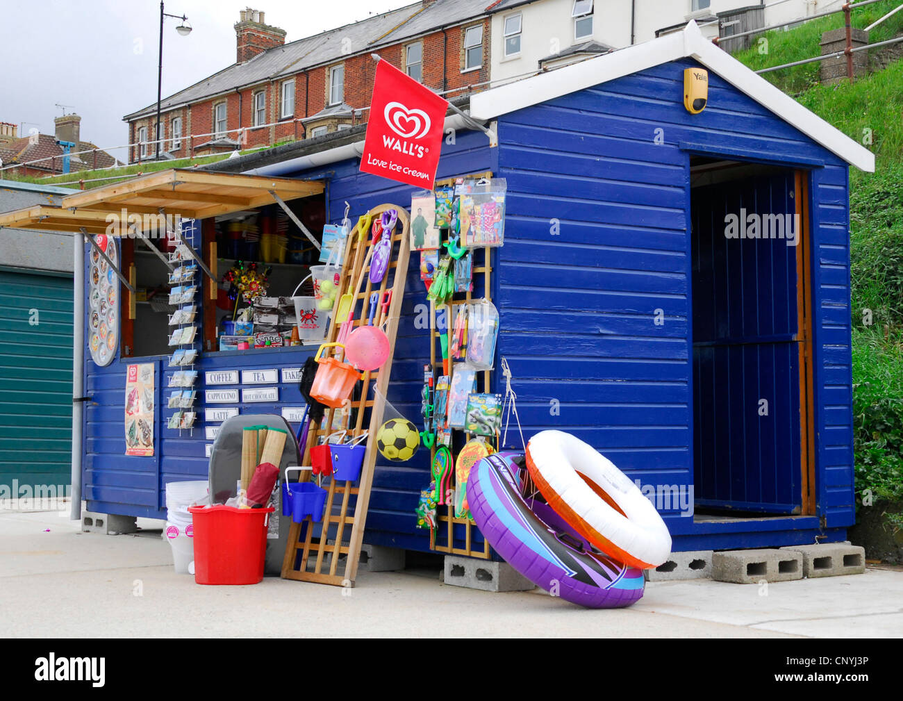 Suffolk - Southwold - stallo sul mare - display a colori di benne - picche - Cartoline - nuotare galleggia -gelati ecc. Foto Stock