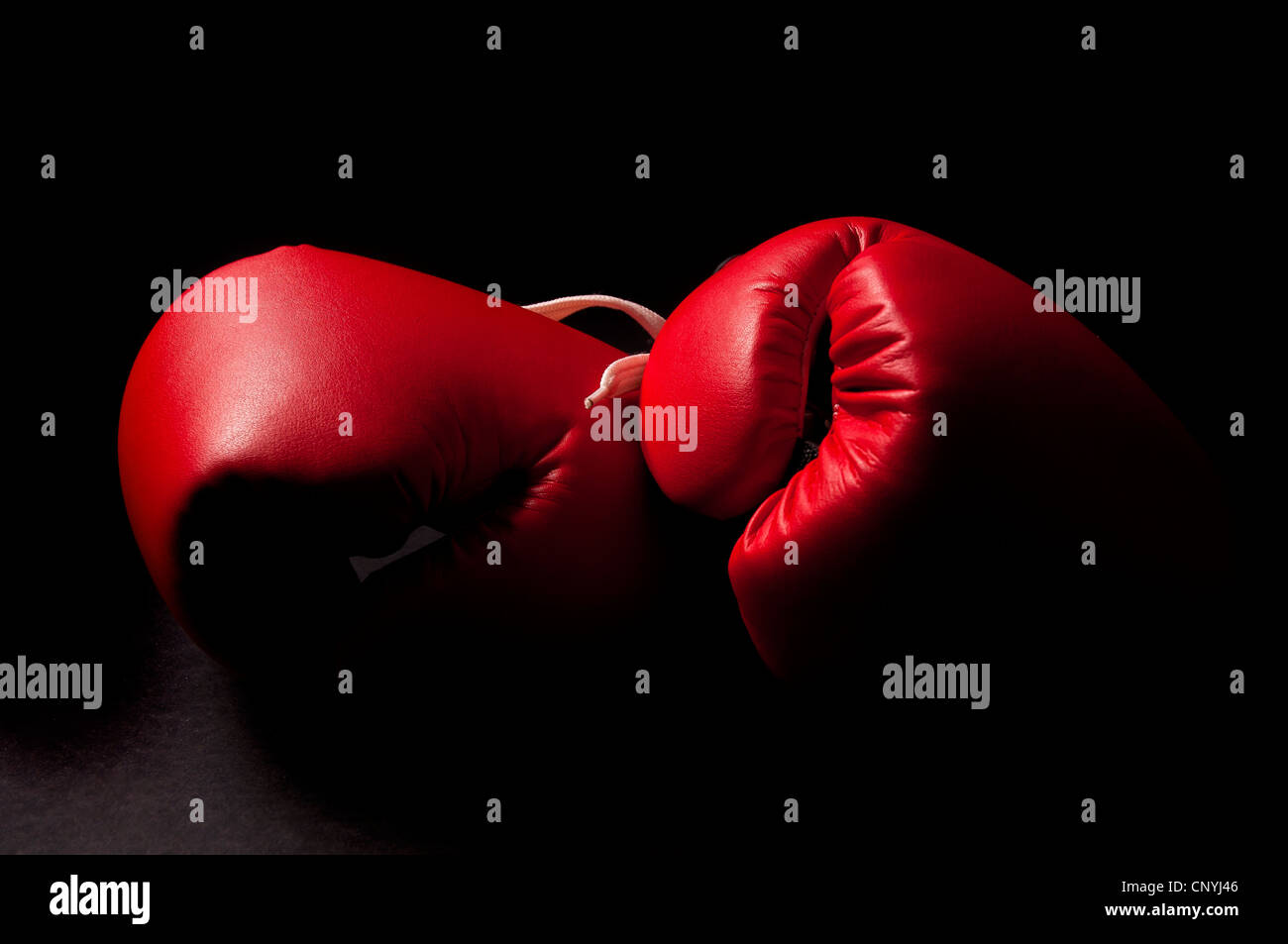 I guantoni contro un nero backgronud Foto Stock