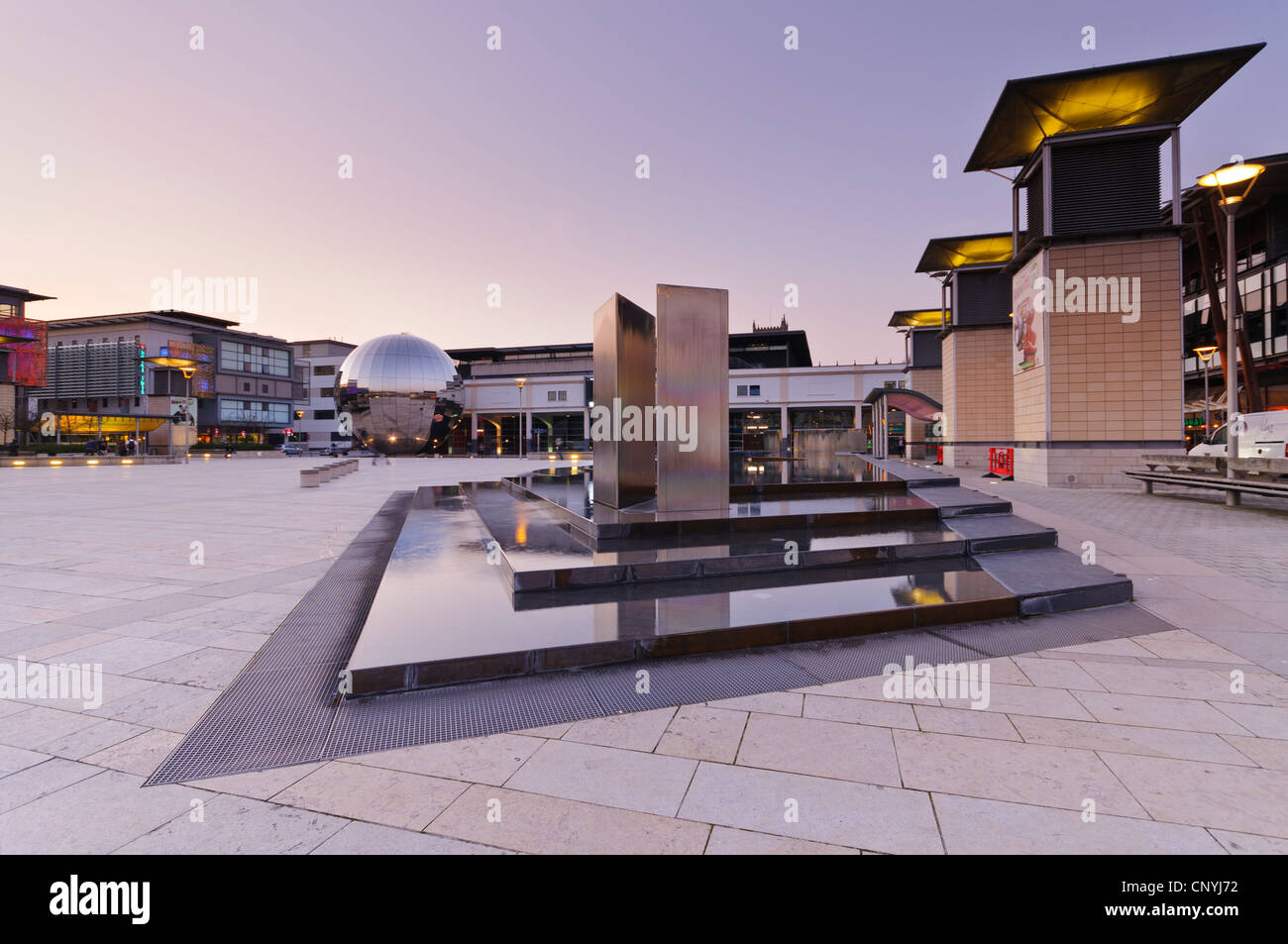 Millennium Square nel centro della città di Bristol, Regno Unito Foto Stock