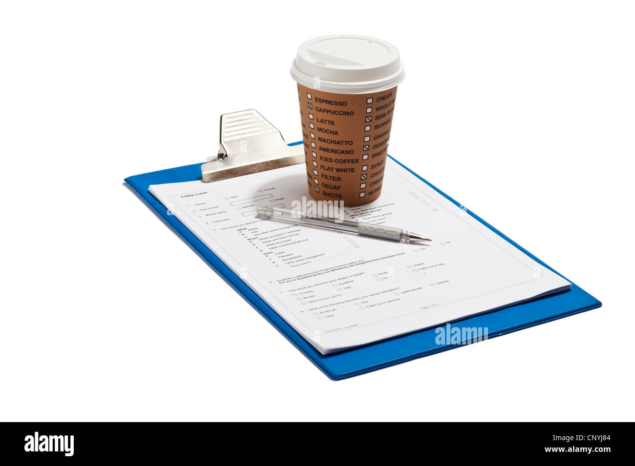 Una clipboard e formare con un drink da asporto cup e penna Foto Stock