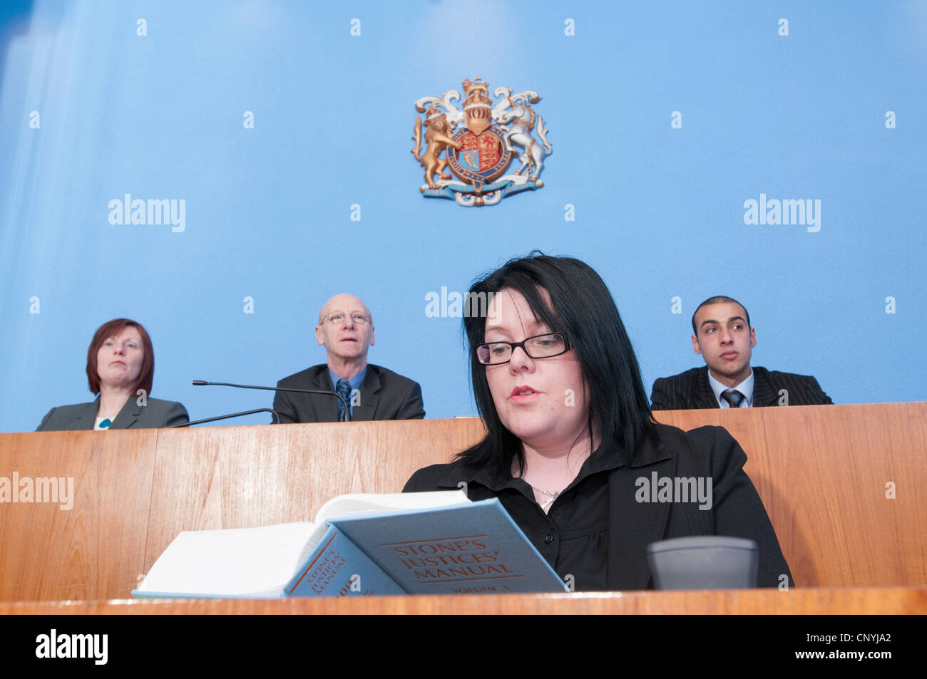 Cancelleria del Tribunale e il banco in un Magistrates Court Foto Stock