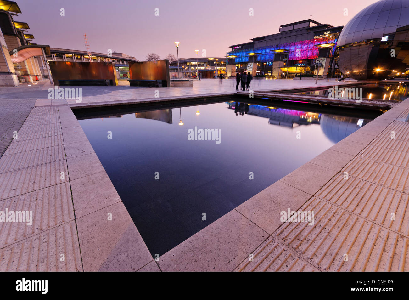 Millennium Square nel centro della città di Bristol, Regno Unito Foto Stock