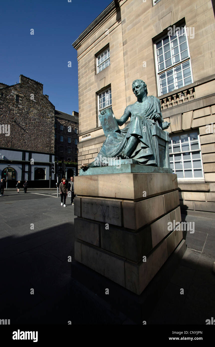 Statua del filosofo David Hume al di fuori della High Court nel Royal Mile, centro di Edimburgo, Scozia. Foto Stock