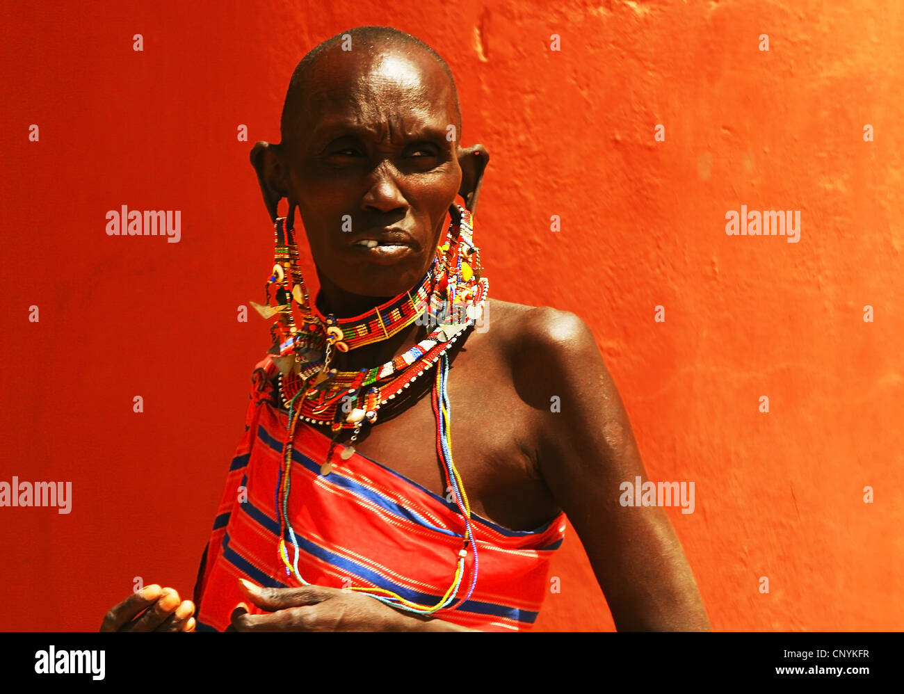 Ritratto di una donna africana che vestito tradizionalmente Foto Stock