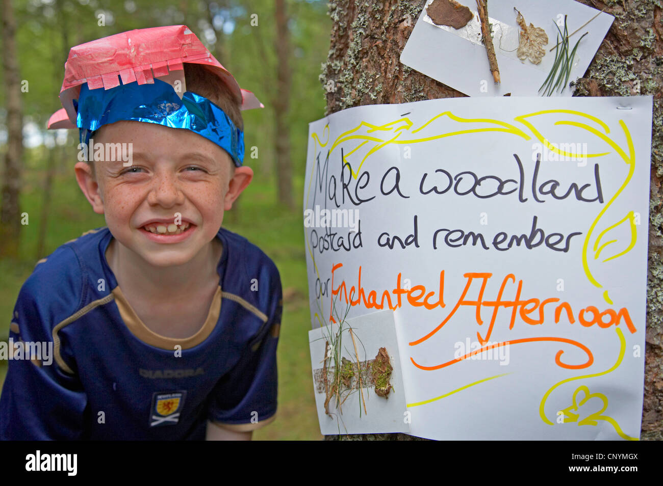 Ragazzo in una foresta a un evento celebrativo di una comunità Woodland Trust, Regno Unito, Scozia Foto Stock