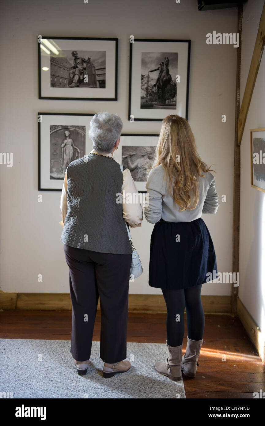 Nonna e nipote riguardo le opere in una mostra Foto Stock