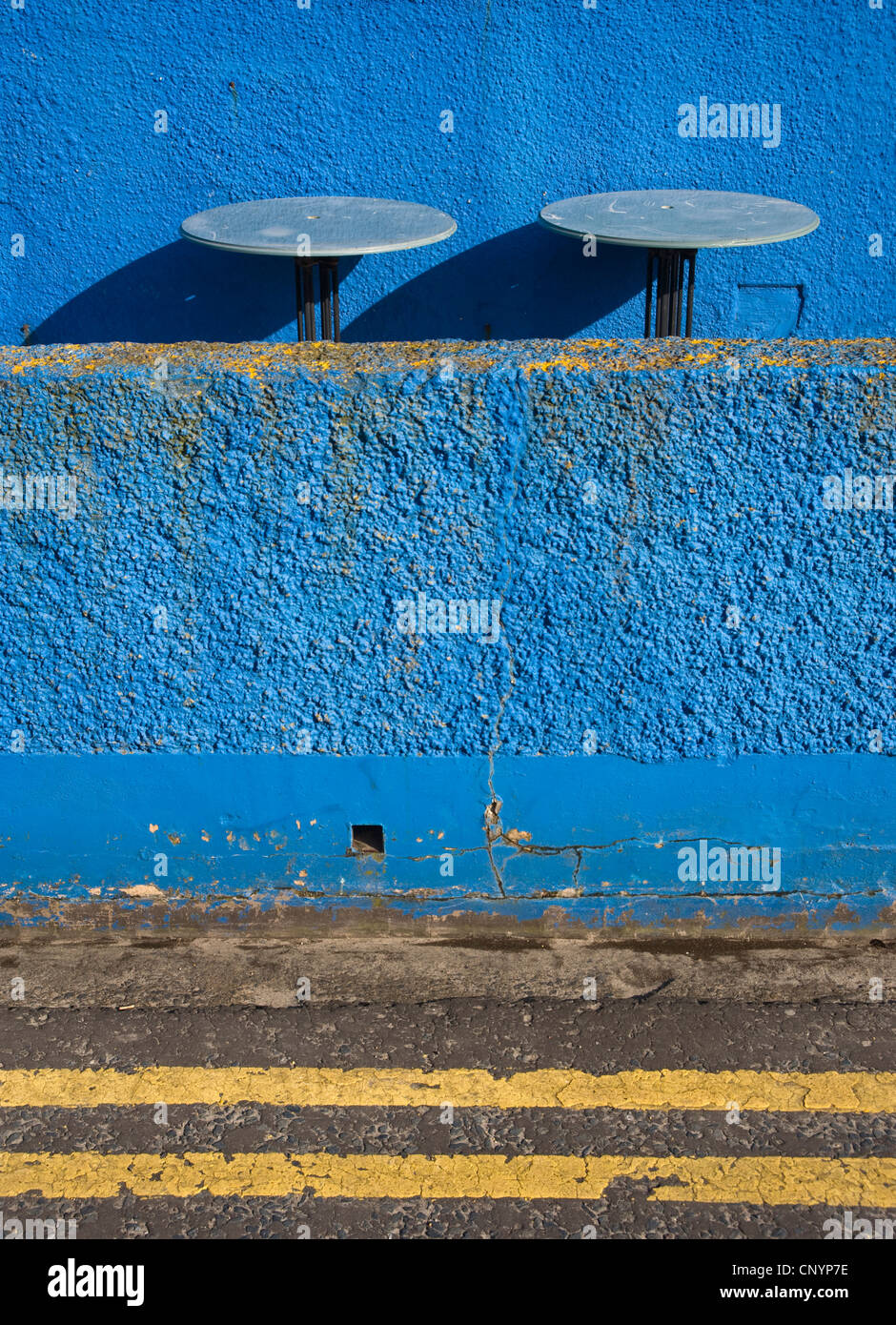 Tabelle di blu, pareti blu e giallo linee. Foto Stock