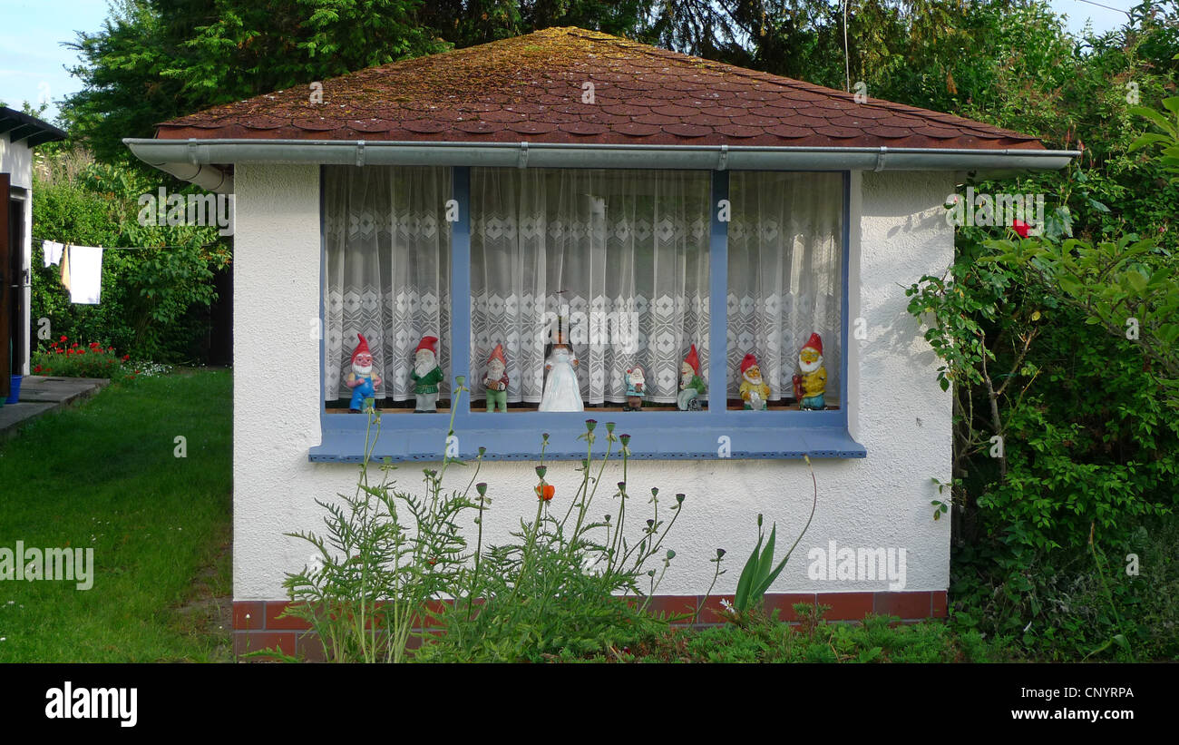 Biancaneve e i sette nani gnomi da giardino in vetrina Foto stock - Alamy